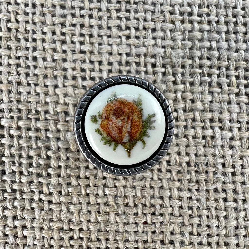 Trachtenknopf mit Blumeneinlage, Rose auf weißem Grund in Metallfassung