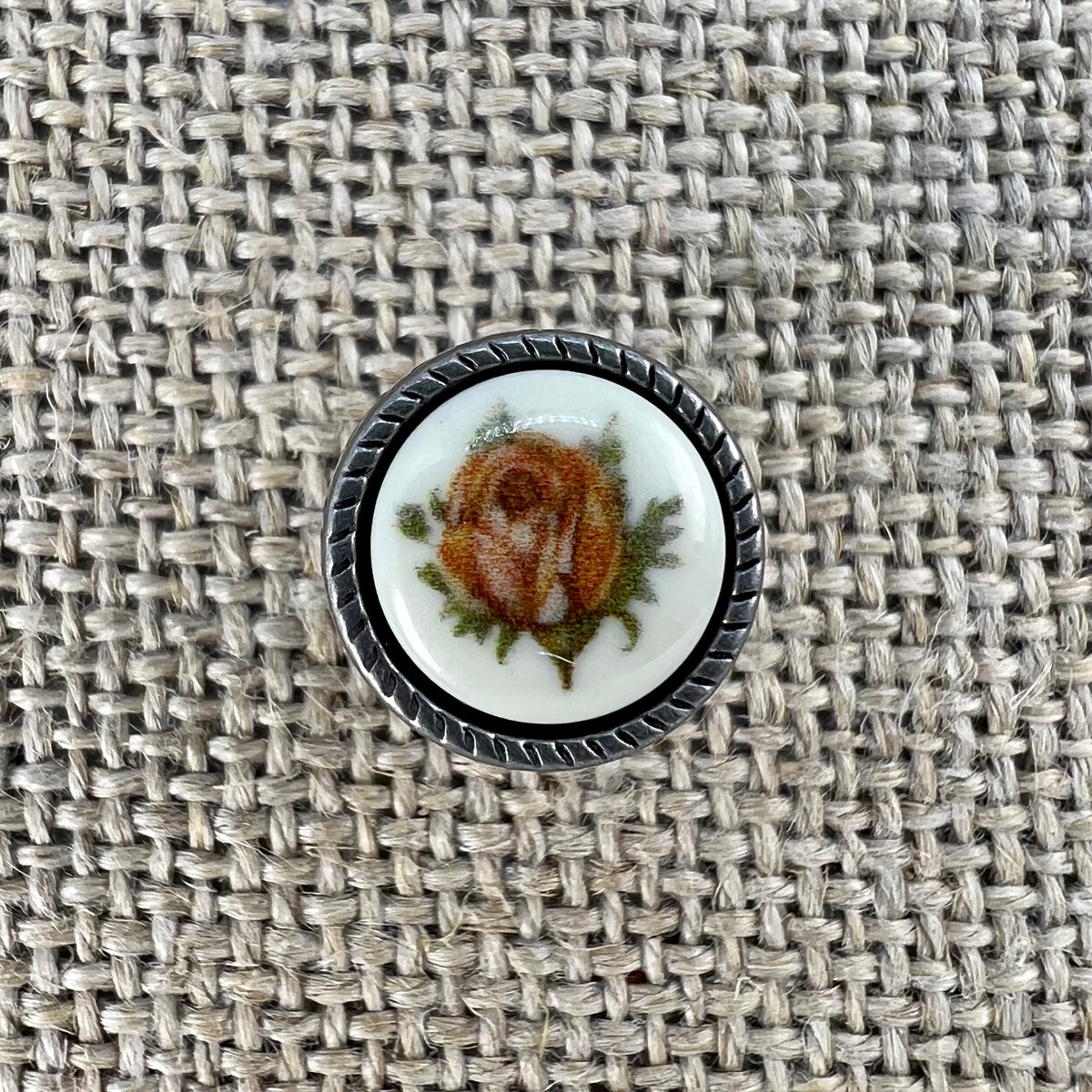Trachtenknopf mit Blumeneinlage, Rose auf weißem Grund in Metallfassung