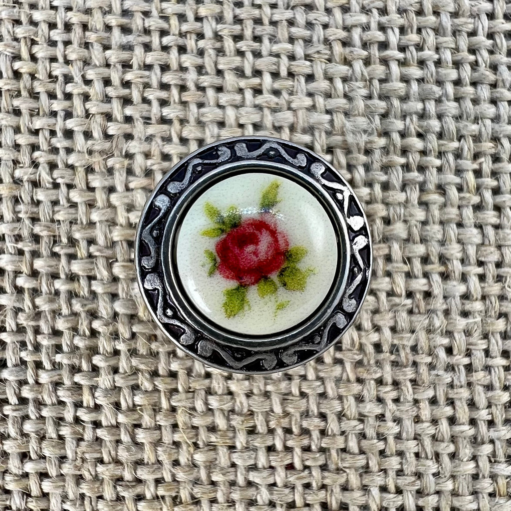 Metallknopf mit geprägtem Rand und Blumeneinlage, Rose als Motiv