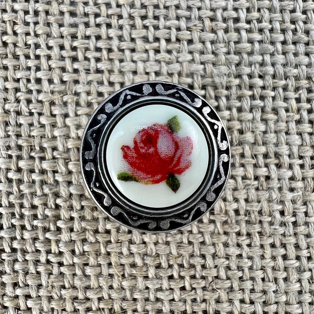 Metallknopf mit geprägtem Rand und Blumeneinlage, Rose als Motiv