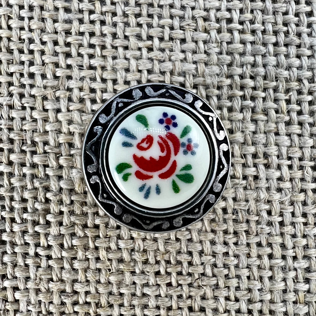 Metallknopf mit geprägtem Rand und Blumeneinlage, Rose als Motiv