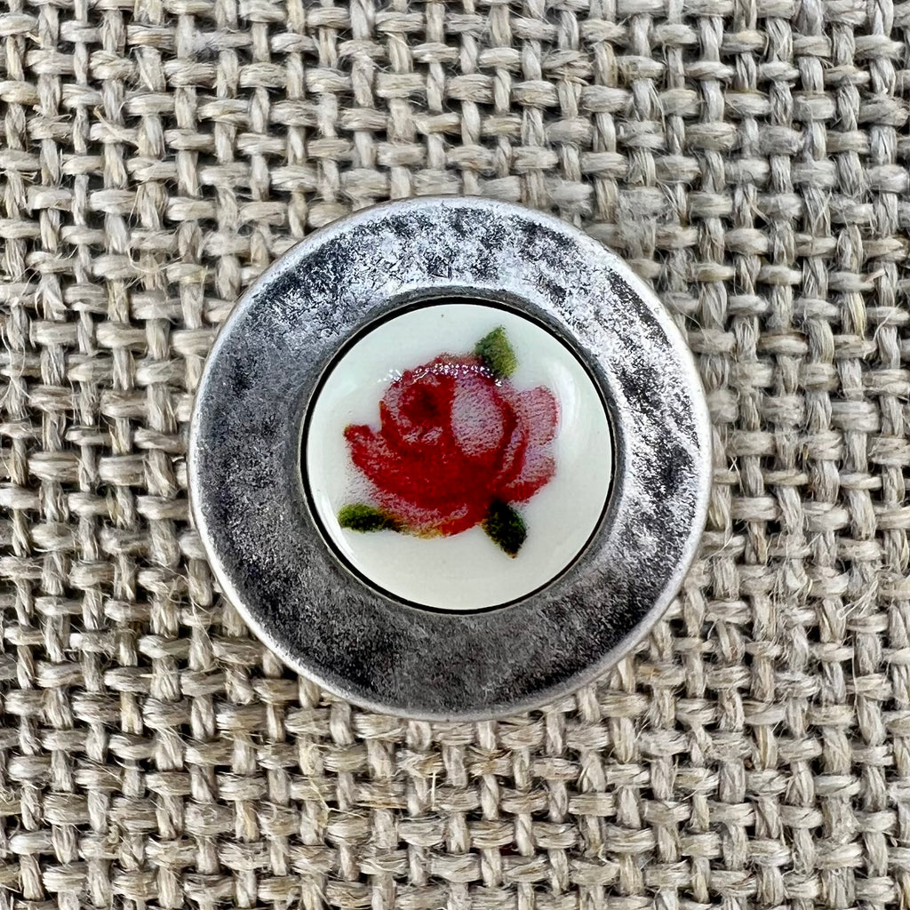 Rustikaler Metallknopf in Altsilber mit Blumeneinlage