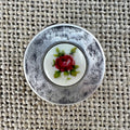 Großer rustikaler Metallknopf in Altsilber mit Blumeneinlage, Rose als Motiv