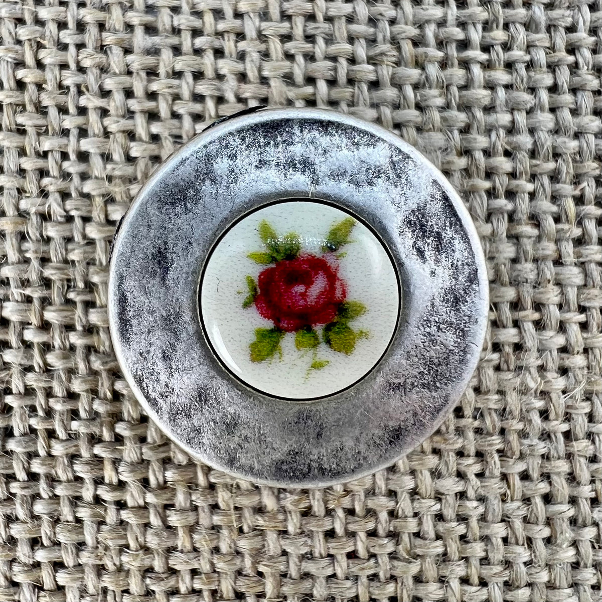 Großer rustikaler Metallknopf in Altsilber mit Blumeneinlage, Rose als Motiv