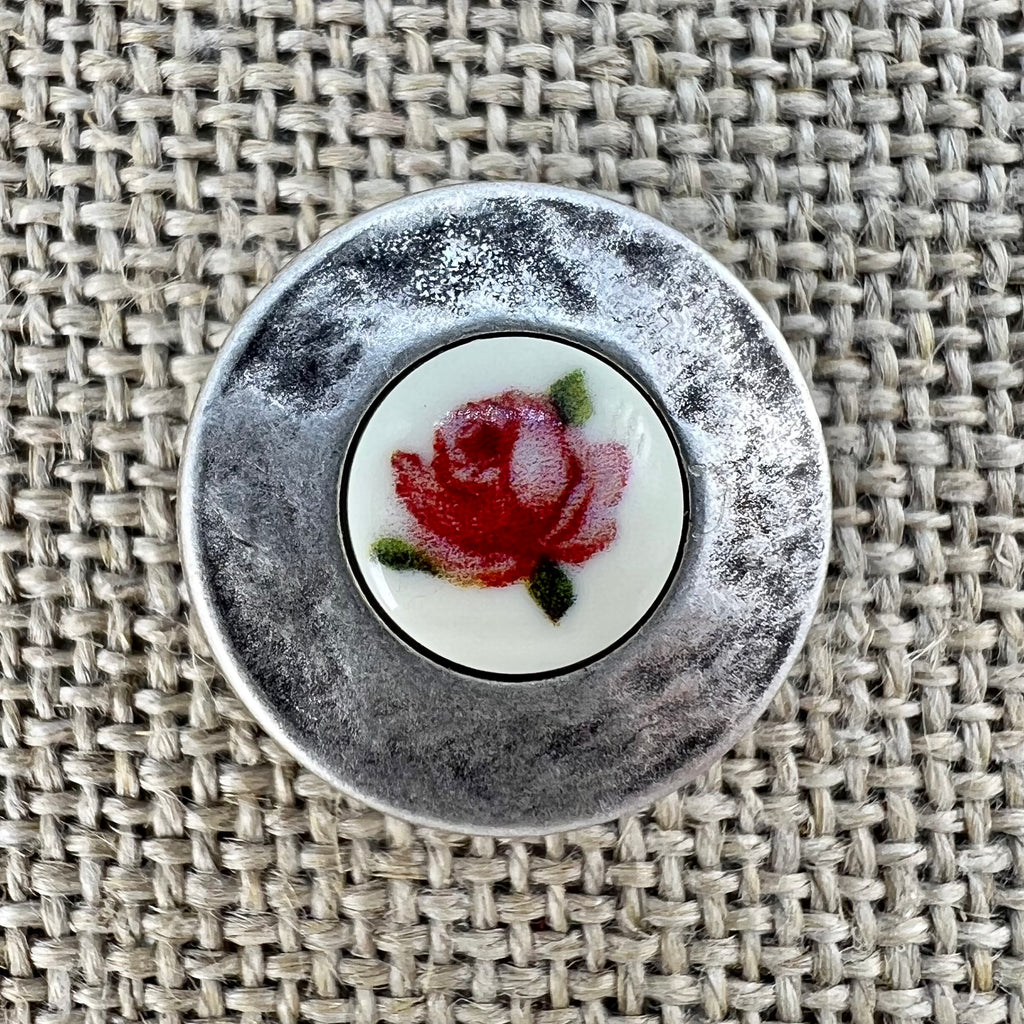 Großer rustikaler Metallknopf in Altsilber mit Blumeneinlage, Rose als Motiv