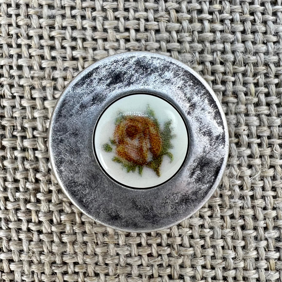 Großer rustikaler Metallknopf in Altsilber mit Blumeneinlage, Rose als Motiv