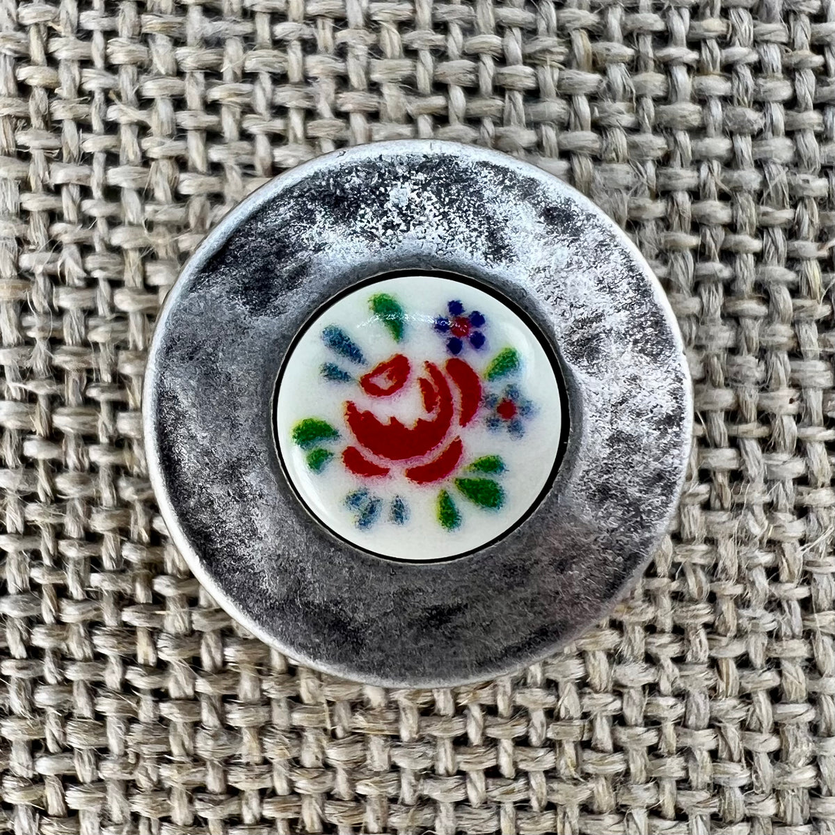 Großer rustikaler Metallknopf in Altsilber mit Blumeneinlage, Rose als Motiv