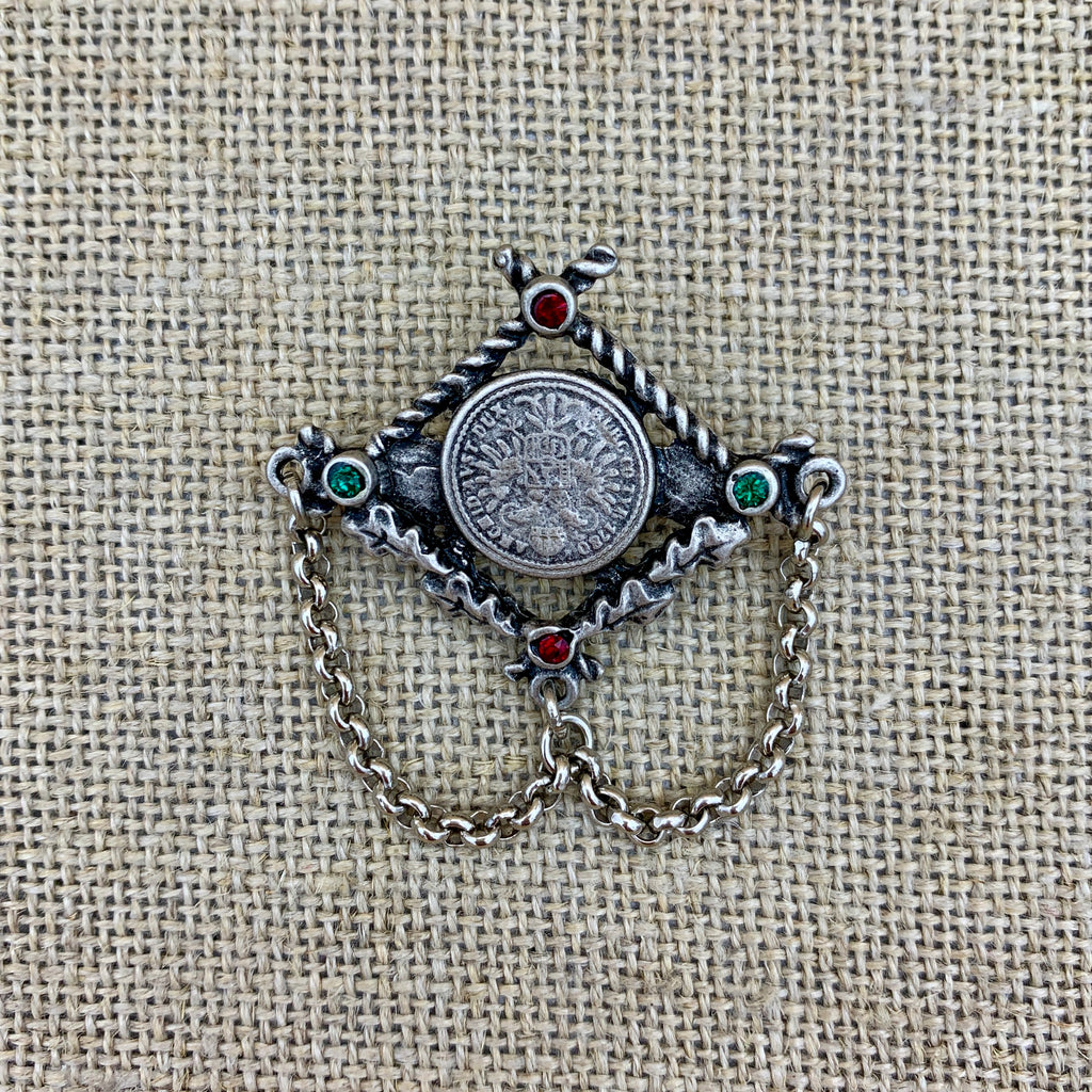 Anstecknadel in Altsilber mit Münze, Erbskette und Swarovski®-Kristallen