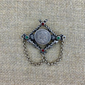 Anstecknadel in Altsilber mit Münze, Erbskette und Swarovski®-Kristallen
