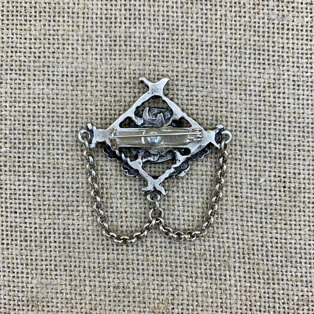Anstecknadel in Altsilber mit Münze, Erbskette und Swarovski®-Kristallen