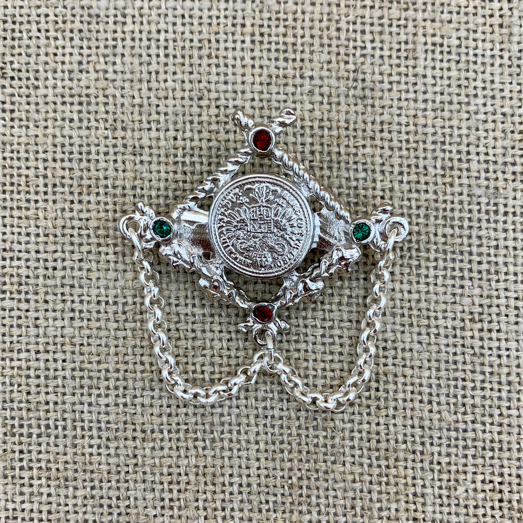 Versilberte Anstecknadel mit Münze, Erbskette und Swarovski®-Kristallen