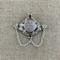 Versilberte Anstecknadel mit Münze, Erbskette und Swarovski®-Kristallen