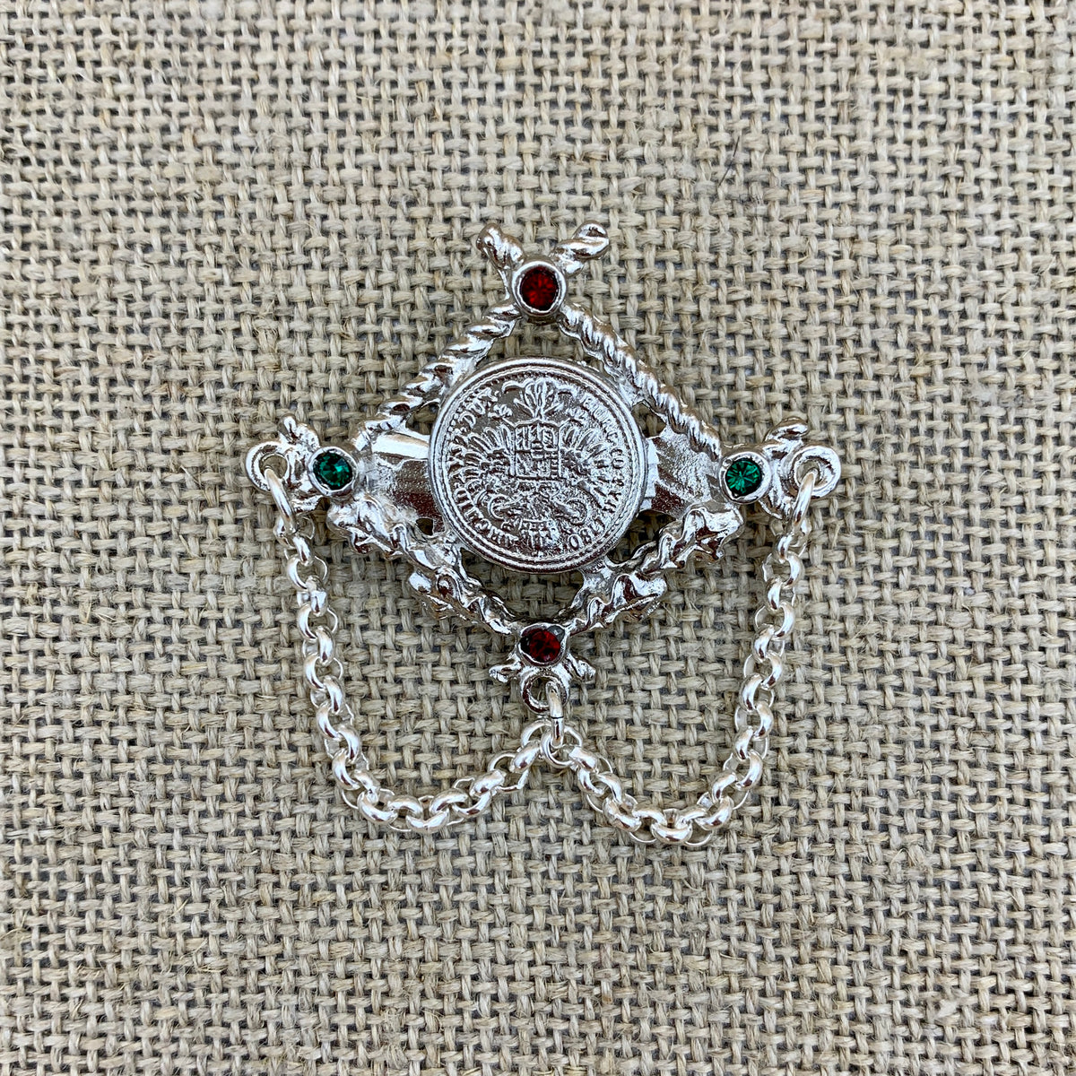 Versilberte Anstecknadel mit Münze, Erbskette und Swarovski®-Kristallen