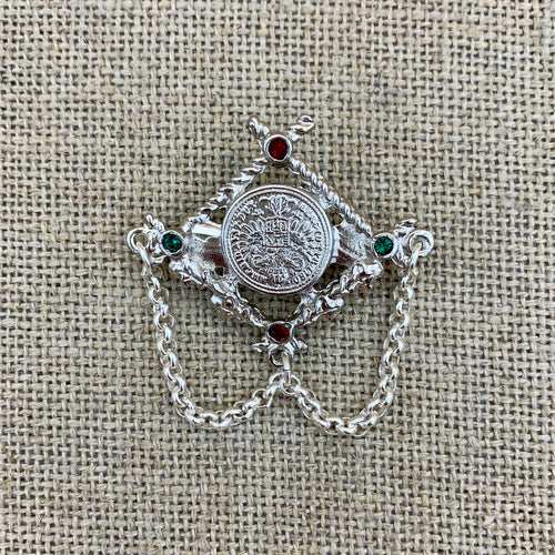 Versilberte Anstecknadel mit Münze, Erbskette und Swarovski®-Kristallen