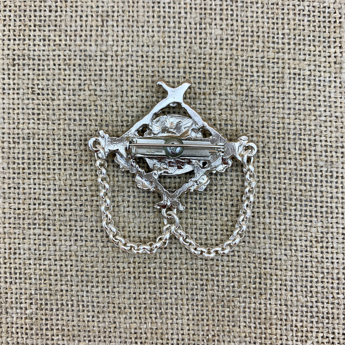 Versilberte Anstecknadel mit Münze, Erbskette und Swarovski®-Kristallen