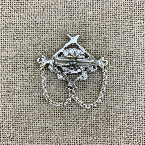 Versilberte Anstecknadel mit Münze, Erbskette und Swarovski®-Kristallen