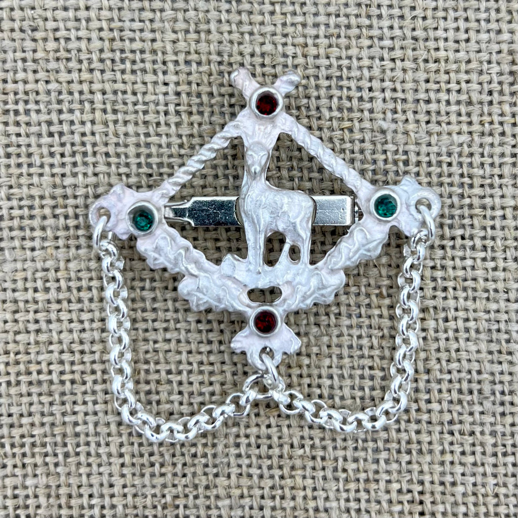 Versilberte Anstecknadel mit Gams-Münze, Erbskette und Swarovski®-Kristallen