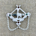 Versilberte Anstecknadel mit Gams-Münze, Erbskette und Swarovski®-Kristallen