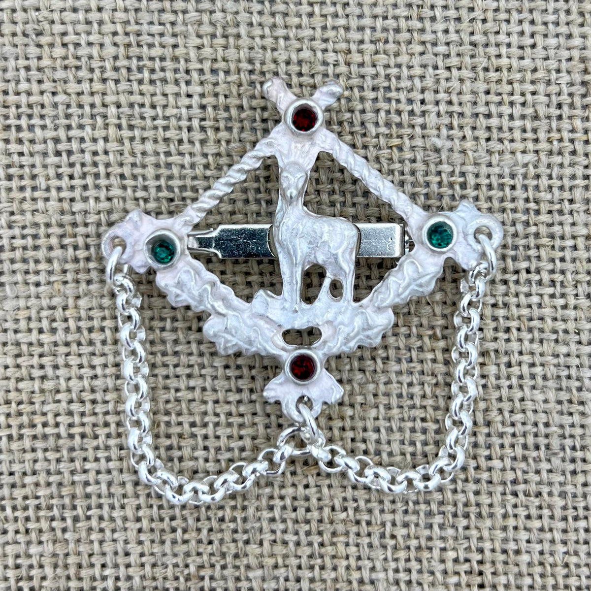 Versilberte Anstecknadel mit Gams-Münze, Erbskette und Swarovski®-Kristallen