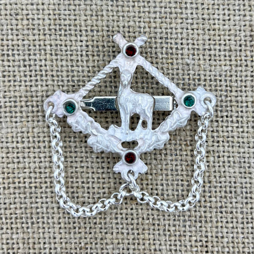 Versilberte Anstecknadel mit Gams-Münze, Erbskette und Swarovski®-Kristallen