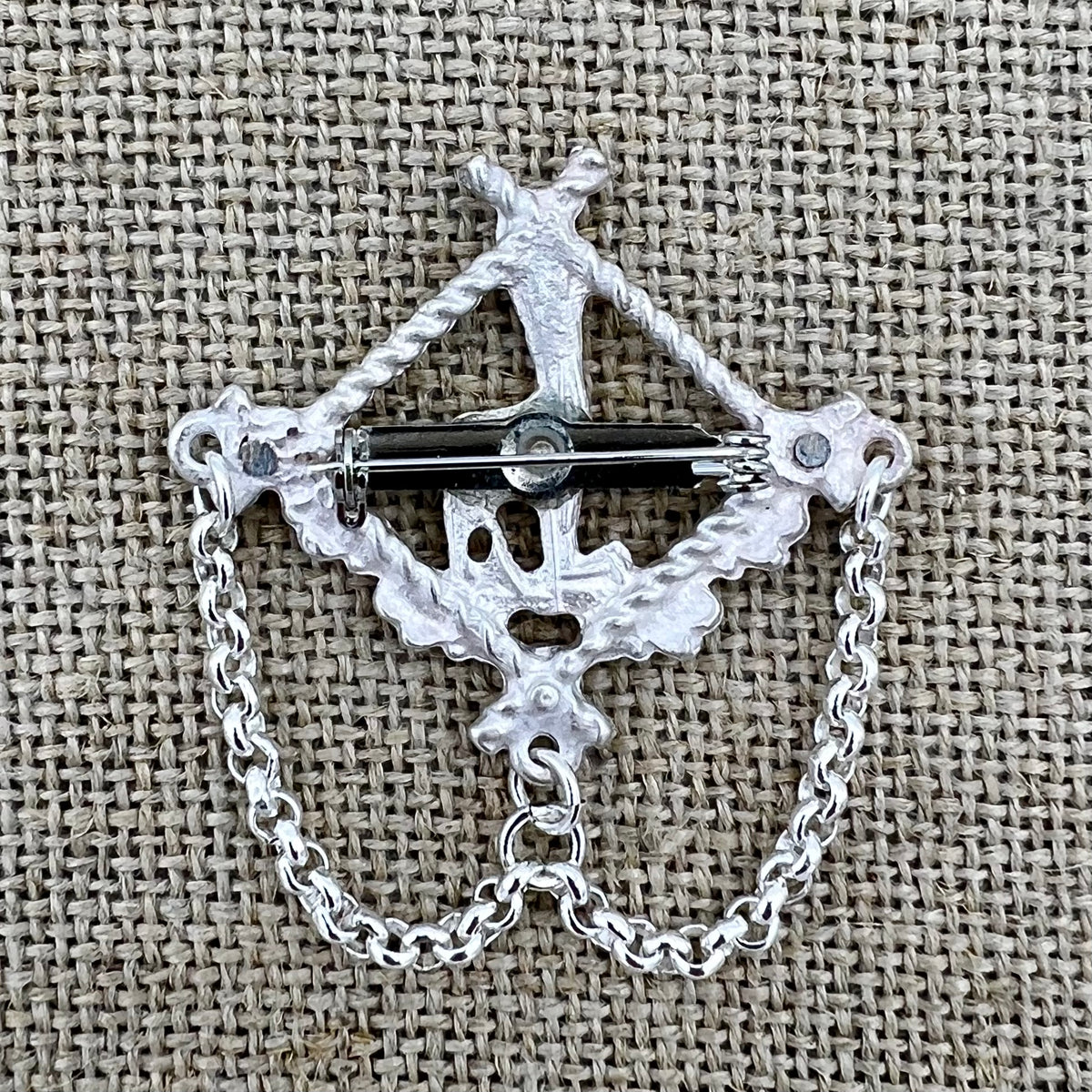 Versilberte Anstecknadel mit Gams-Münze, Erbskette und Swarovski®-Kristallen