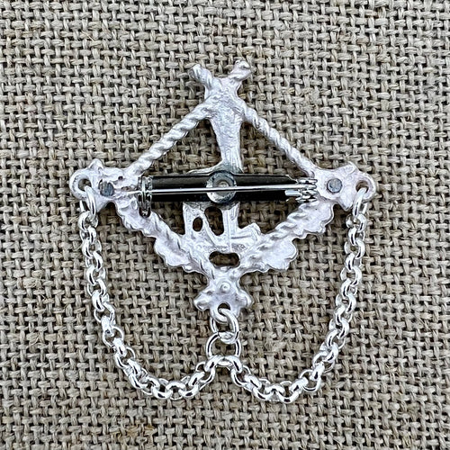 Versilberte Anstecknadel mit Gams-Münze, Erbskette und Swarovski®-Kristallen