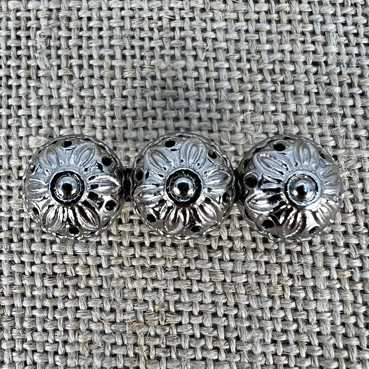 Anstecknadel mit drei Halbkugeln in Altsilber