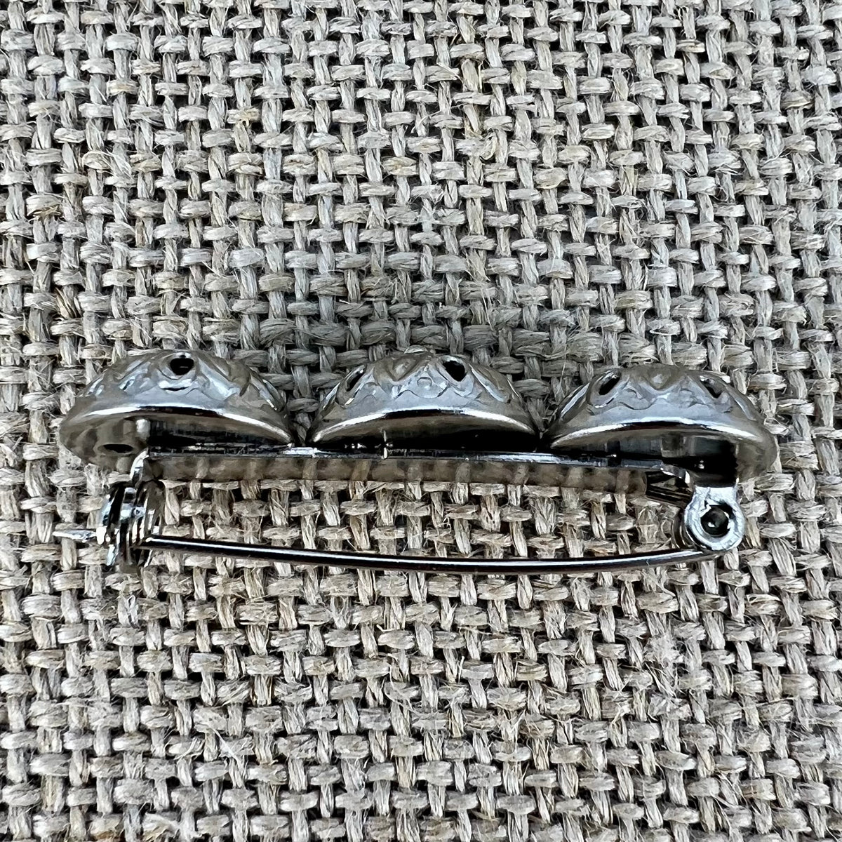 Anstecknadel mit drei Halbkugeln in Altsilber