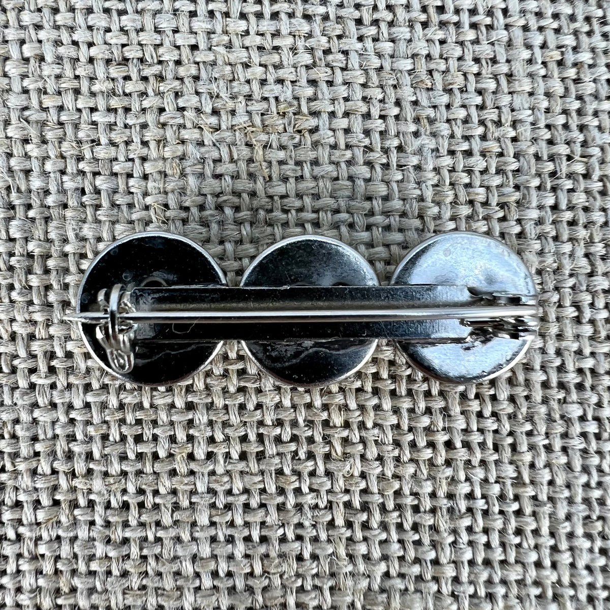 Anstecknadel mit drei Halbkugeln in Altsilber