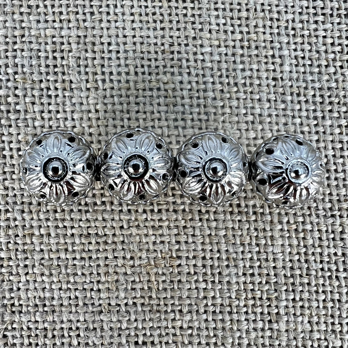 Anstecknadel mit vier Halbkugeln in Altsilber