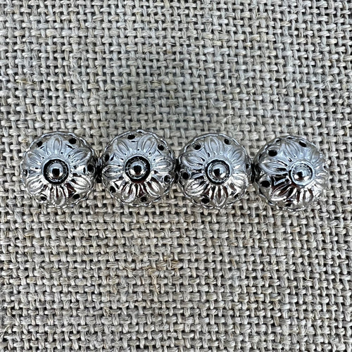 Anstecknadel mit vier Halbkugeln in Altsilber