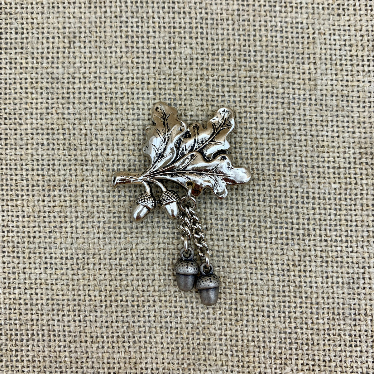 Anstecknadel „Eiche“ in Altsilber, Eichenblatt mit zwei Eicheln an Kettchen