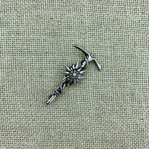 Anstecknadel Bergsteiger in Altsilber mit Steigeisen und Edelweiß