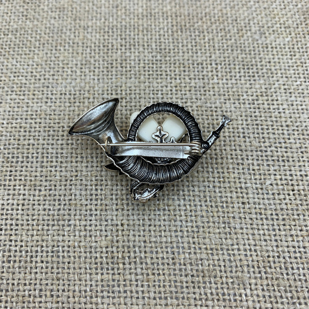 Anstecknadel in Altsilber, Horn mit Grandl und Eichenblatt