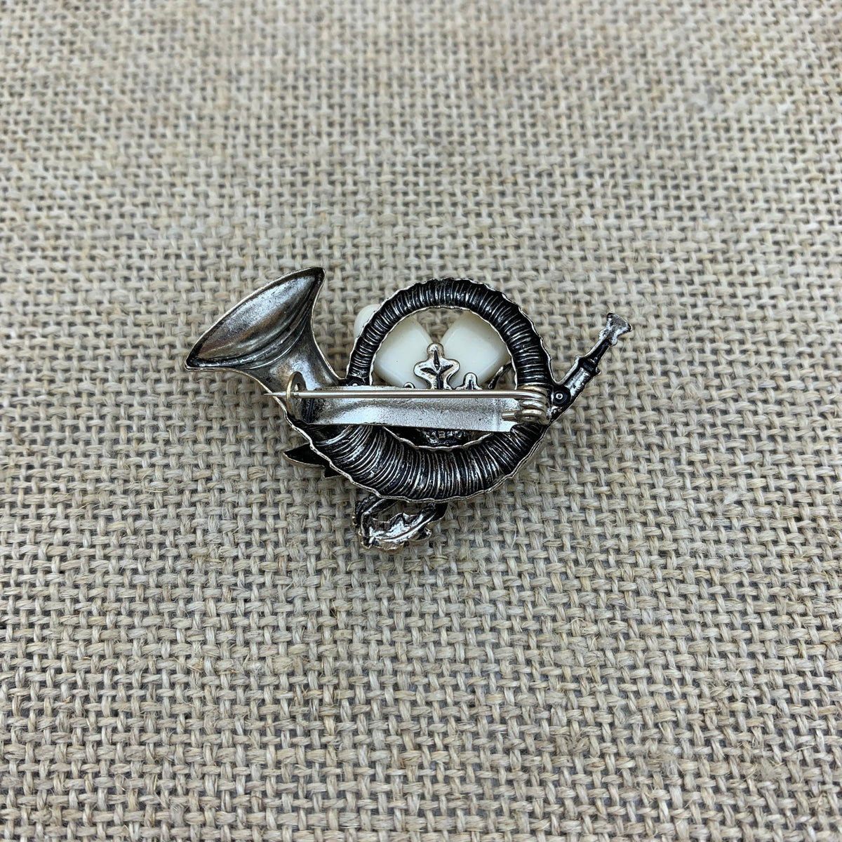 Anstecknadel in Altsilber, Horn mit Grandl und Eichenblatt