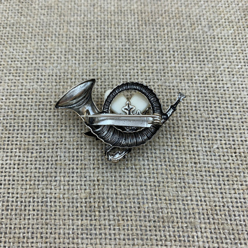 Anstecknadel in Altsilber, Horn mit Grandl und Eichenblatt