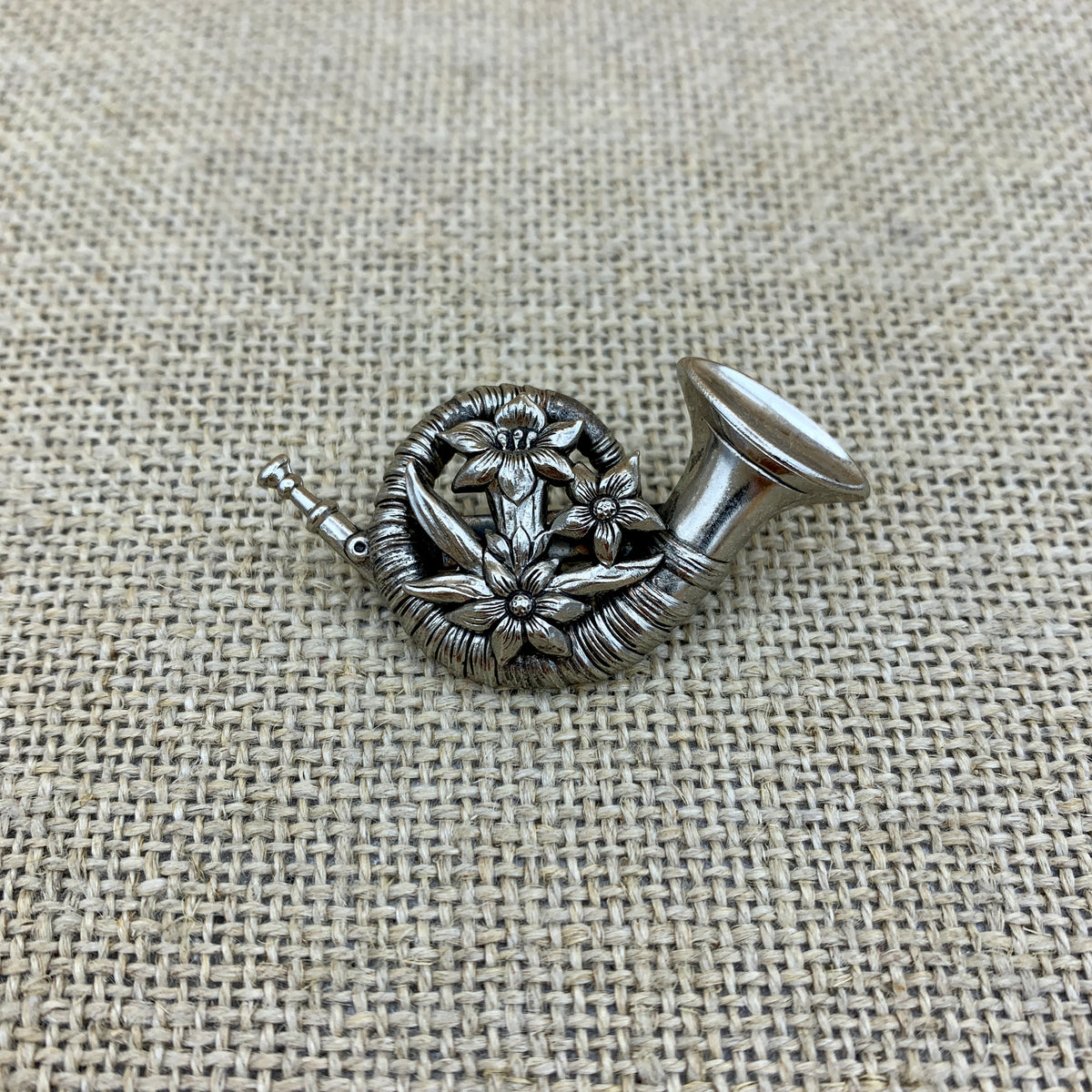 Anstecknadel in Altsilber, Horn mit aufgesetztem Edelweiß