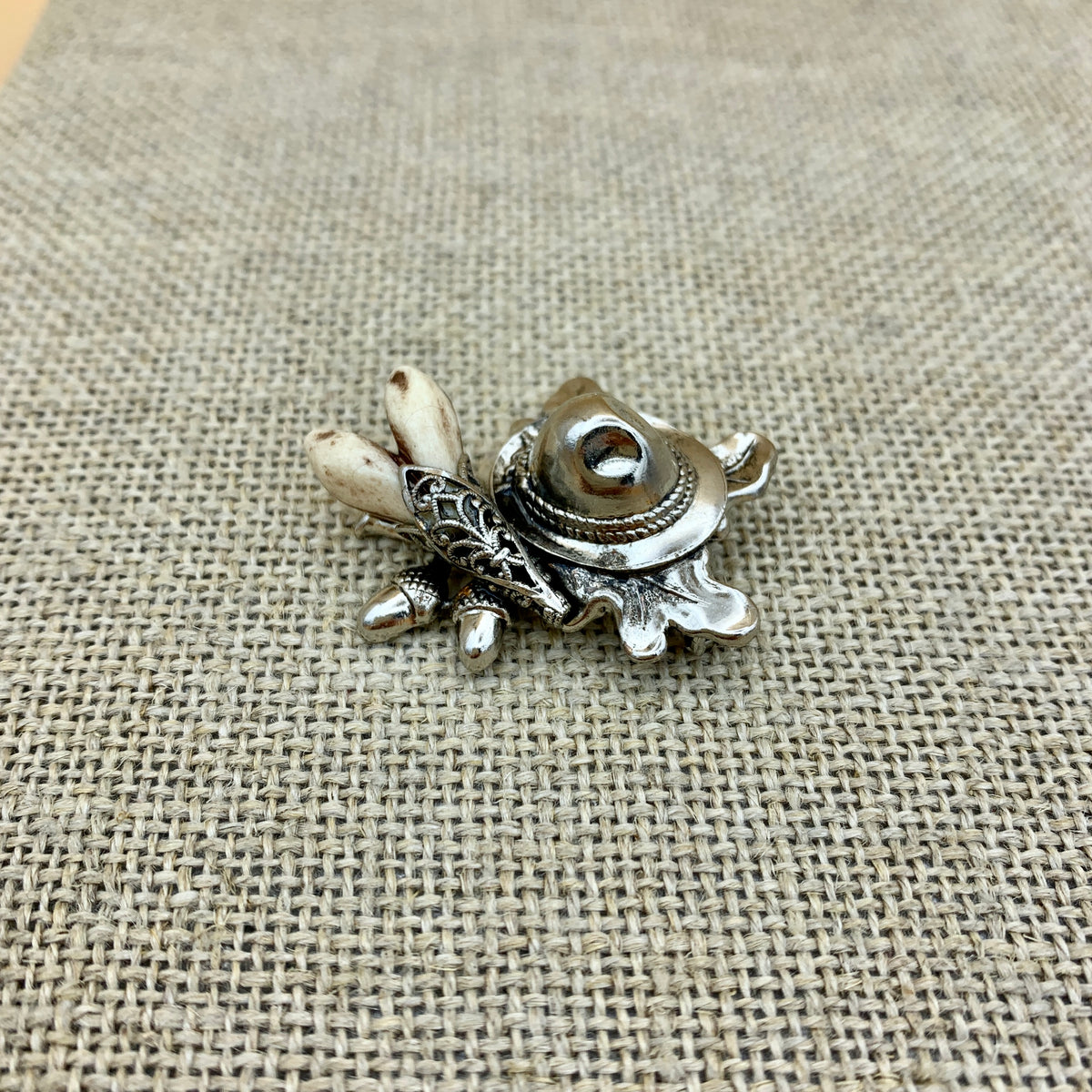 Anstecknadel „Hut mit Grandl“ in Altsilber mit Eichenblatt, Hut und Grandl-Imitation