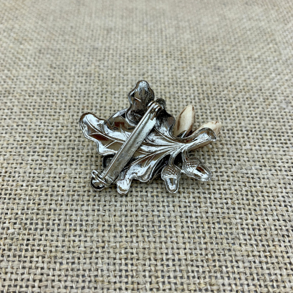 Anstecknadel „Hut mit Grandl“ in Altsilber mit Eichenblatt, Hut und Grandl-Imitation