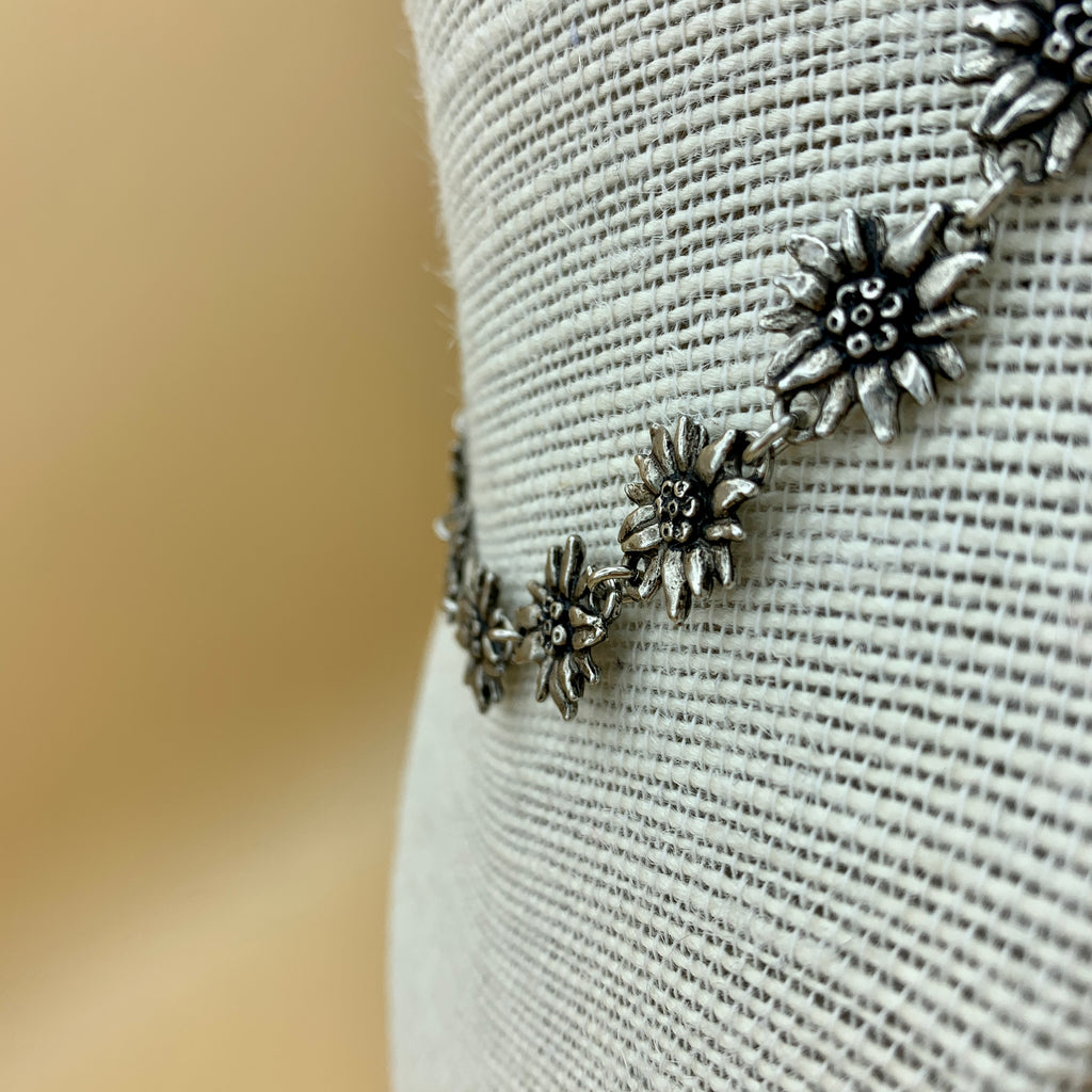 Halskette „Edelweiß“, Kette aus Edelweiß-Gliedern in Altsilber