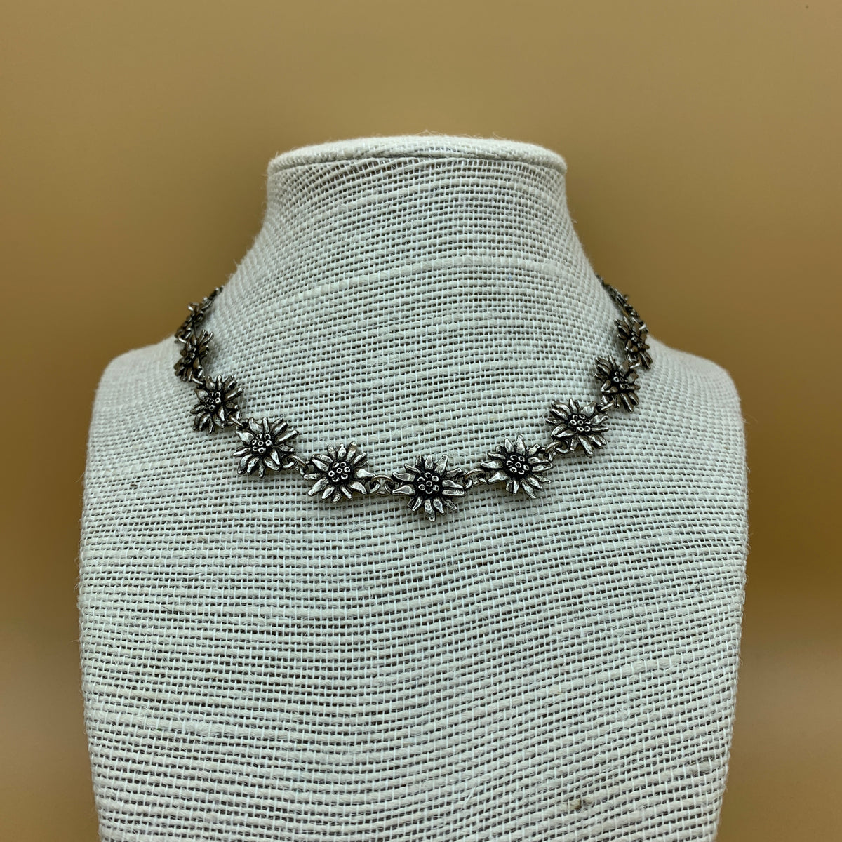 Halskette „Edelweiß“, Kette aus Edelweiß-Gliedern in Altsilber