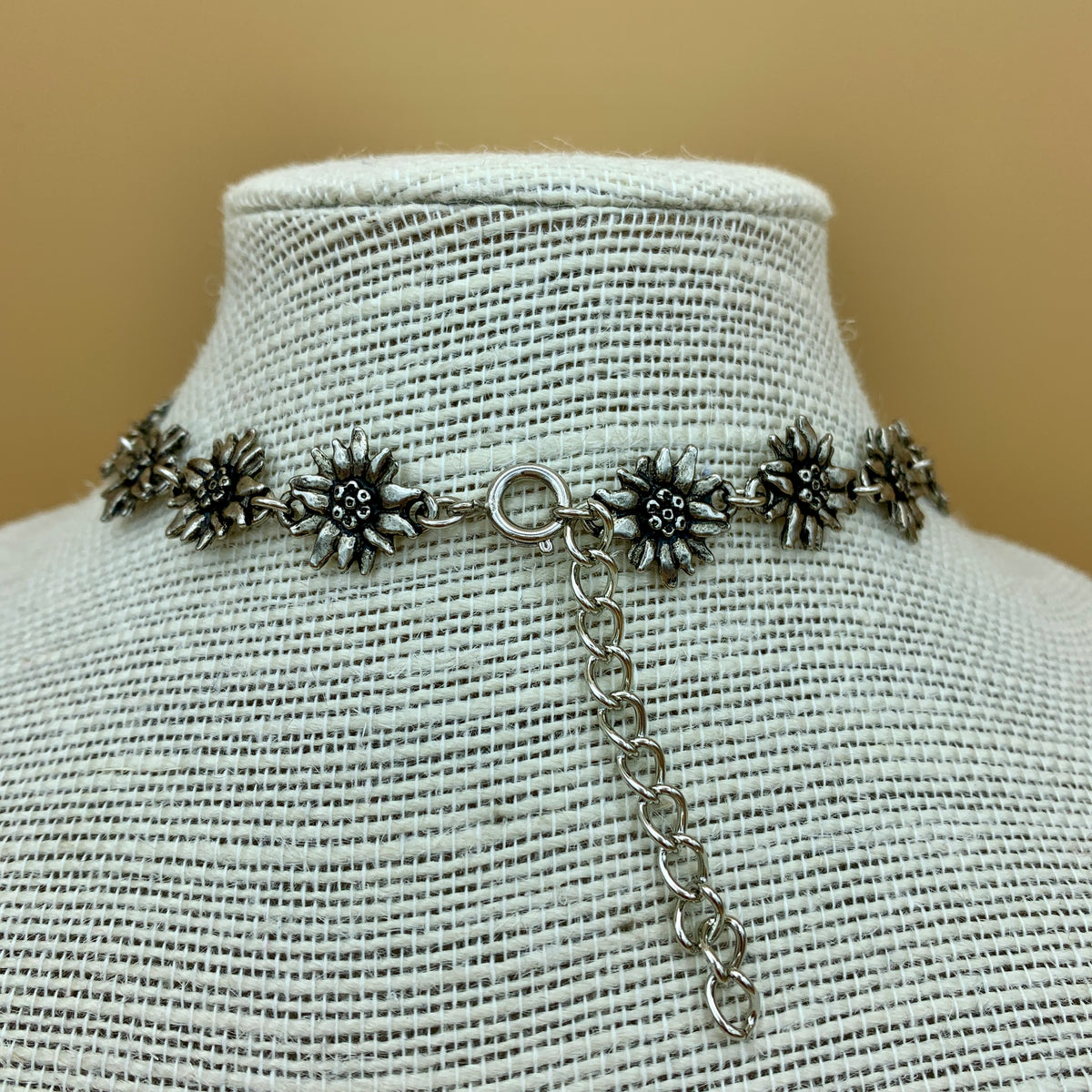 Halskette „Edelweiß“, Kette aus Edelweiß-Gliedern in Altsilber