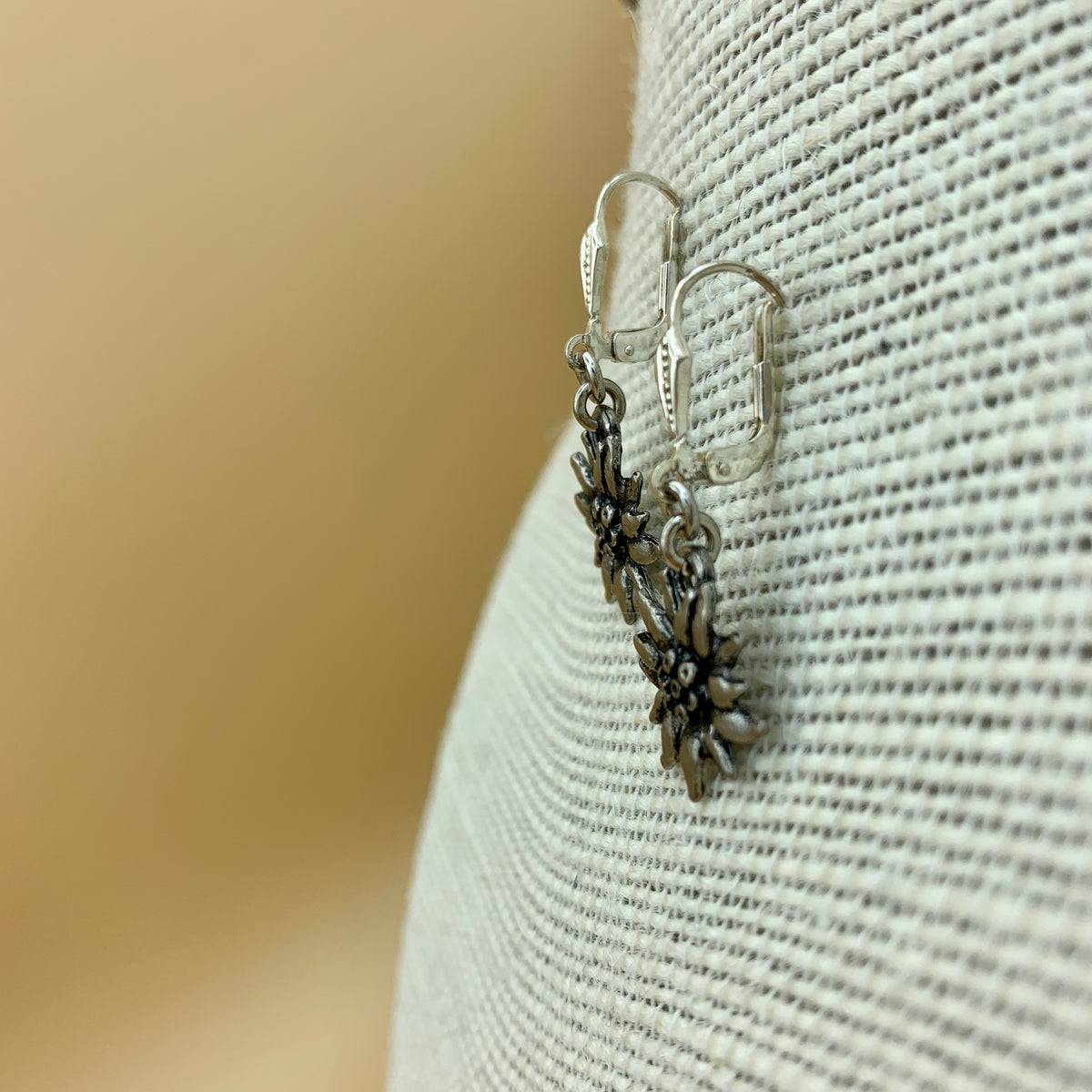 Ohrringe „Edelweiß“ aus Edelweiß-Teilen in Altsilber