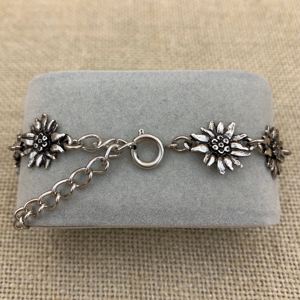 Armband „Edelweiß“, Kette aus Edelweiß-Gliedern in Altsilber