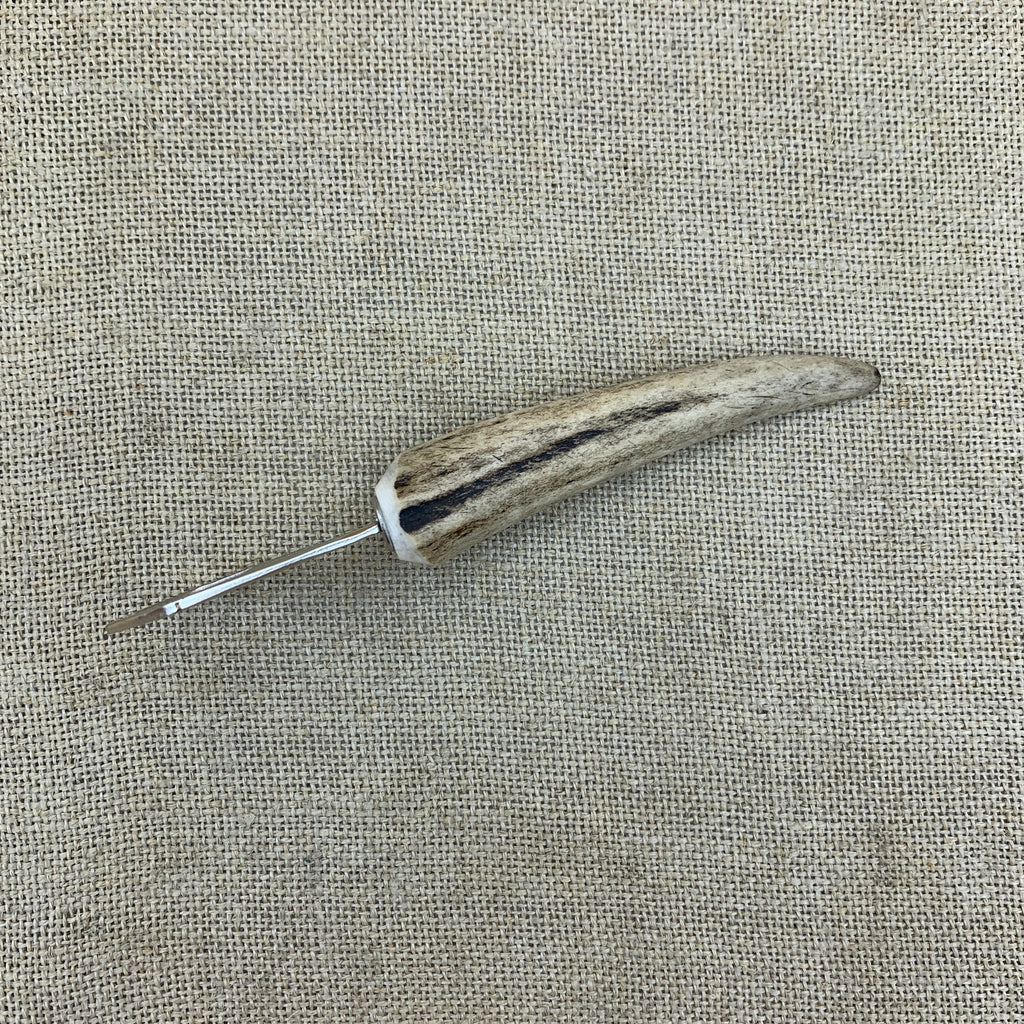 Einfacher Flaschenöffner mit Griff aus Hornspitz und Kapselheber aus Metall