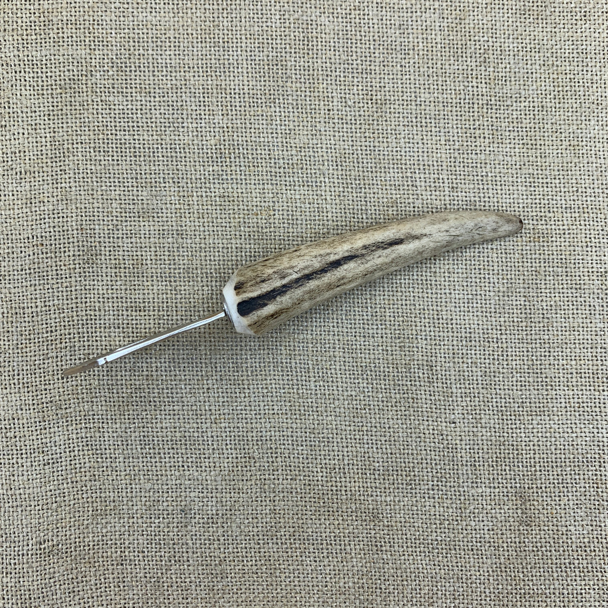 Einfacher Flaschenöffner mit Griff aus Hornspitz und Kapselheber aus Metall