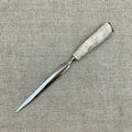 Kurzer Brieföffner mit Griff aus Hornspitz und kleiner Gams