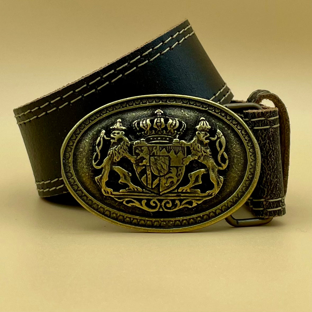 Schwarzer Ledergürtel mit ovaler Schnalle in Altmessing, Wappen zwischen zwei Löwen