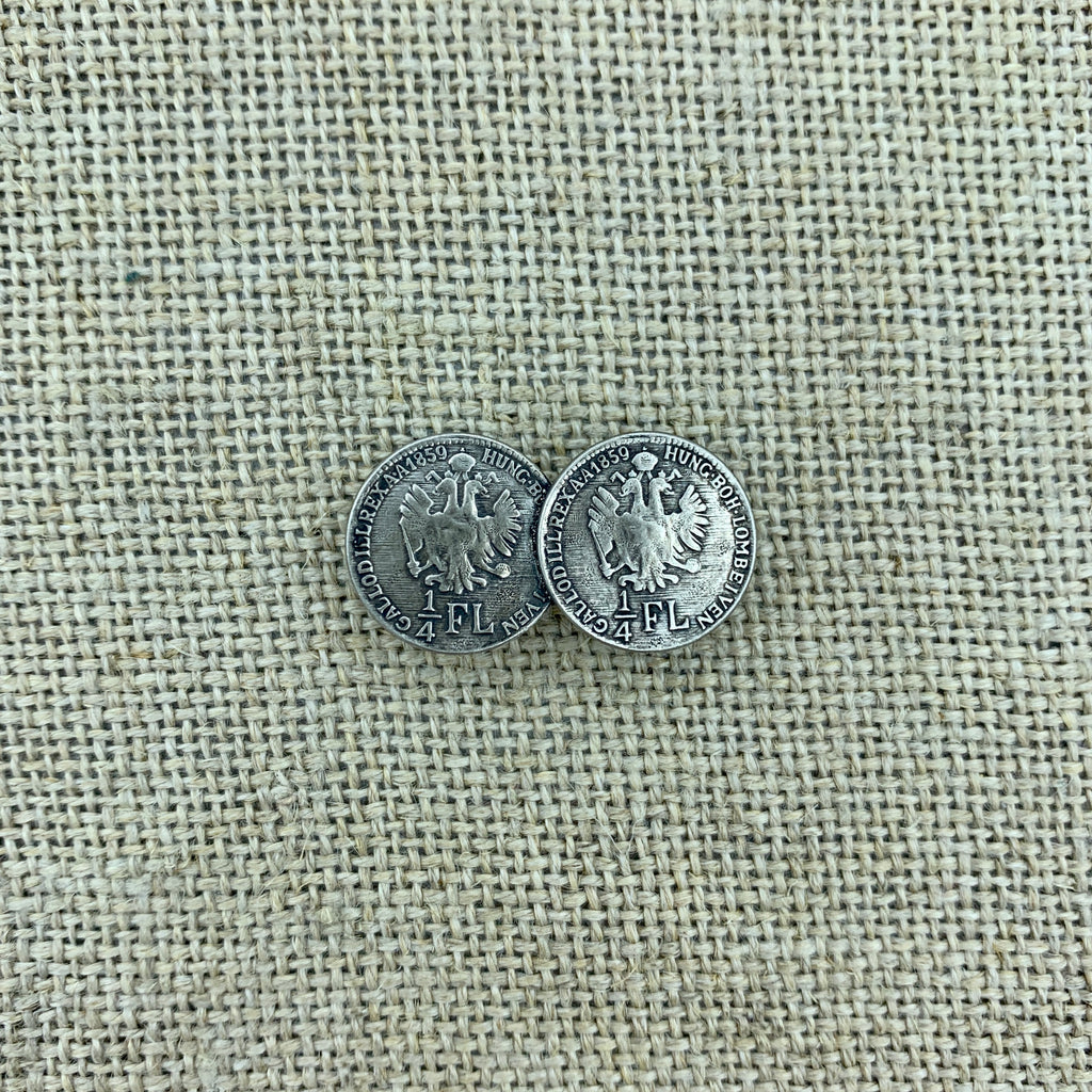 Anstecknadel mit zwei kleinen Viertel-Talern in Altsilber