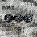 Anstecknadel mit drei filigranen Halbkugeln in Sternform, Altsilber